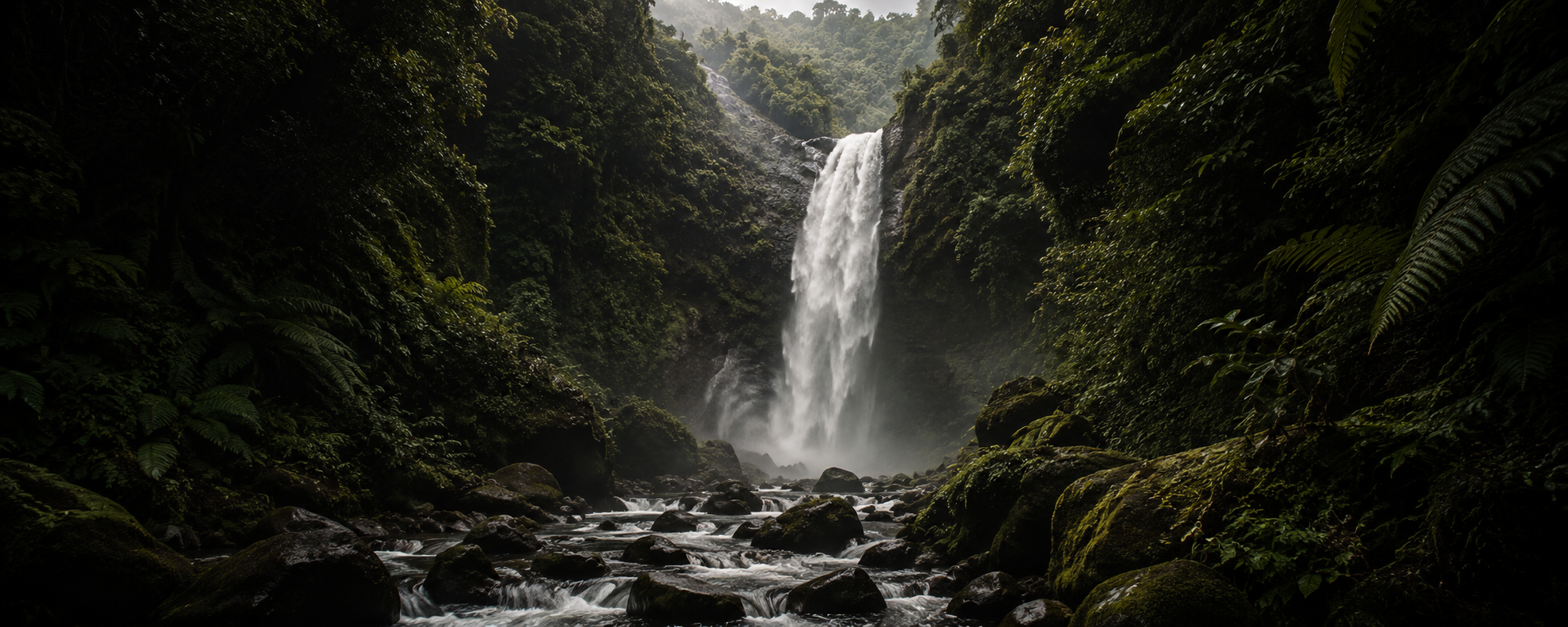 Cascada entre montañas verdes